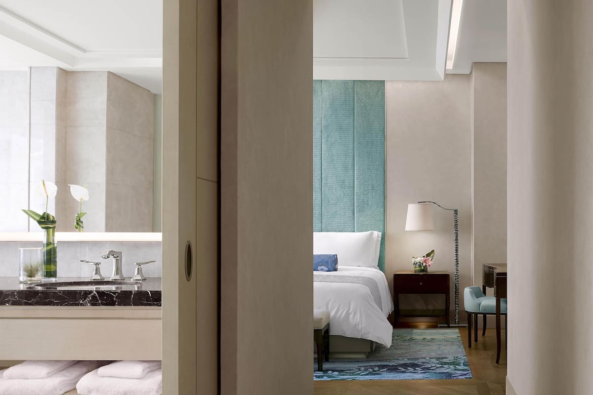 Suíte, 1 cama King (Gallery) | 1 quarto, roupas de cama de algodão egípcio, roupas de cama premium