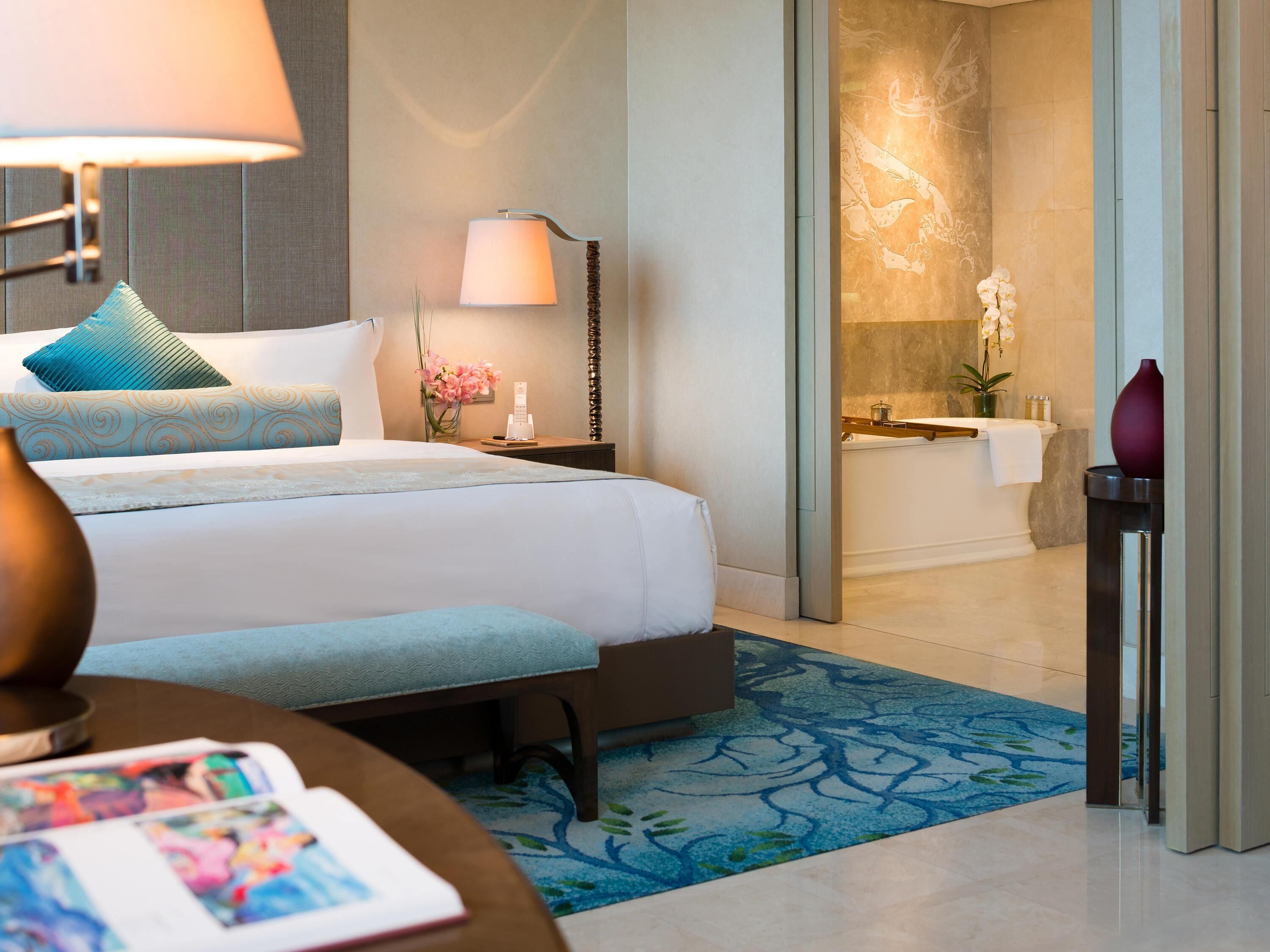 Raffles, Room, 1 King Bed, Smoking | 1 bedroom, Egyptian cotton sheets, premium bedding, minibar