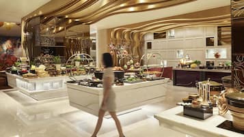 Breakfast, lunch, dinner served; international cuisine