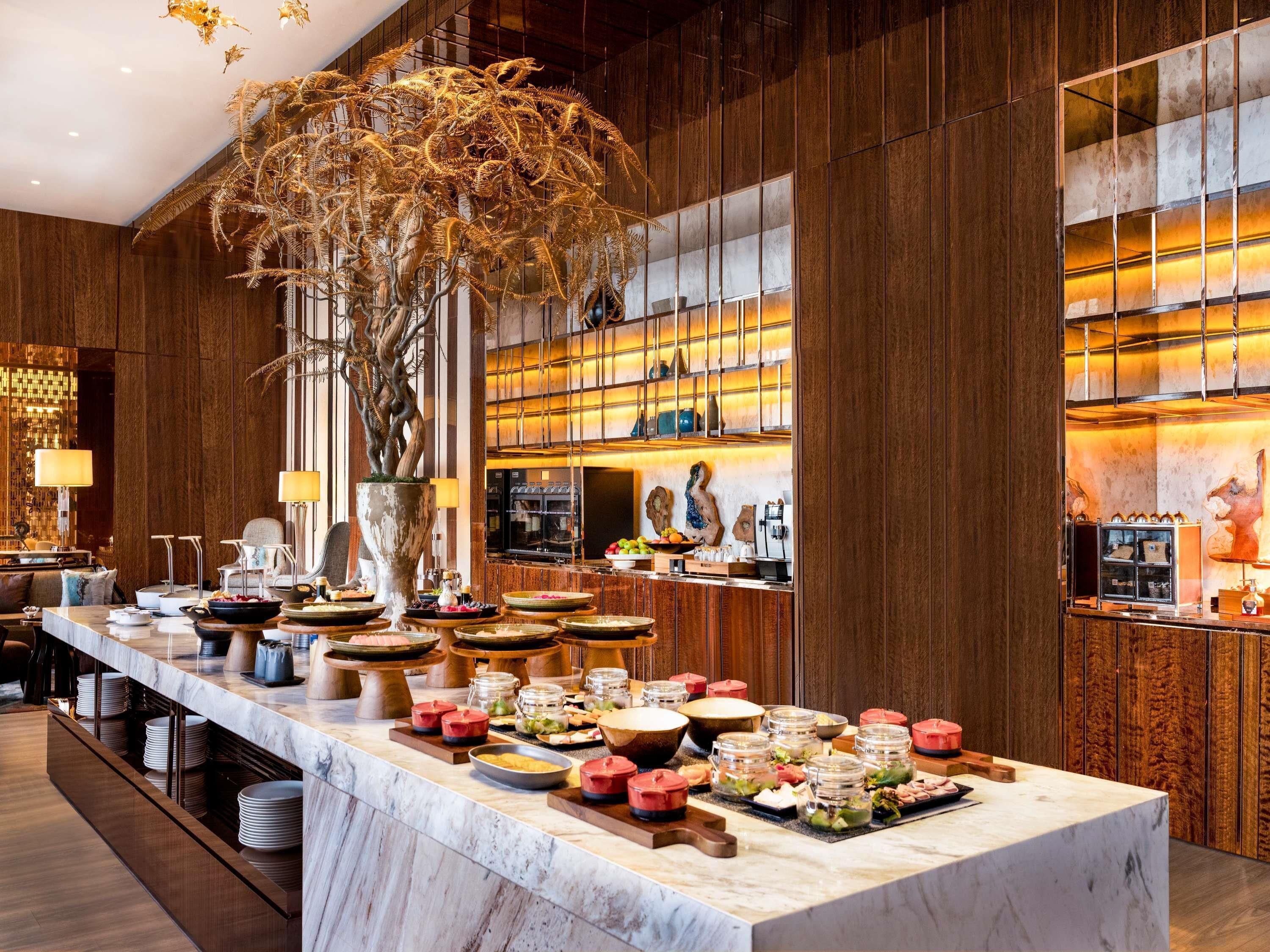 Se sirven desayunos, almuerzos y cenas; cocina internacional