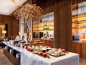 Se sirven desayunos, almuerzos y cenas; cocina internacional