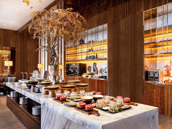 Breakfast, lunch, dinner served; international cuisine - Raffles Jakarta (Jakarta)