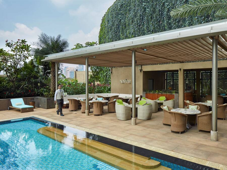 2 bars/lounges, poolside bar