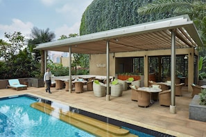 2 Bars/Lounges, Poolbar