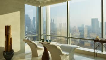 Couples treatment rooms, sauna, hot tub, steam room, body treatments
