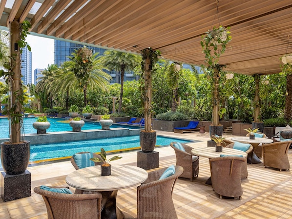 2 bars/lounges, poolside bar