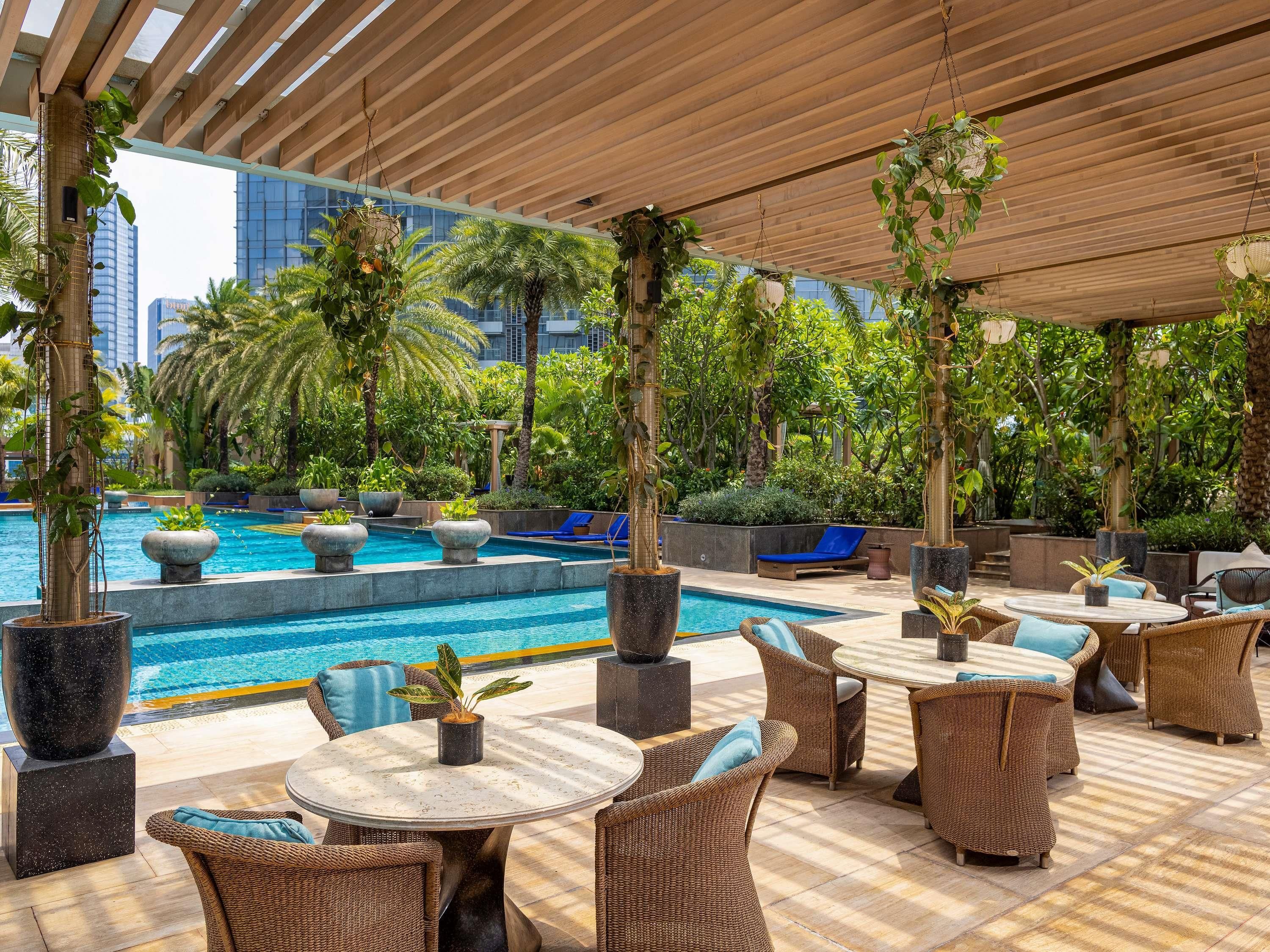 2 bares y bar junto a la piscina