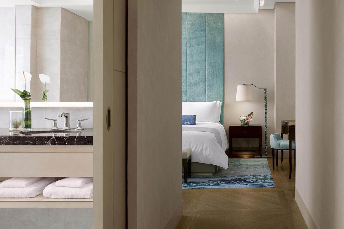 Suite, 1 King Bed (Gallery) | 1 bedroom, Egyptian cotton sheets, premium bedding, minibar