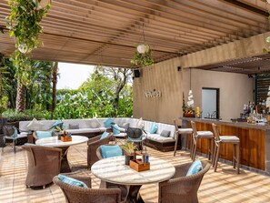 2 bars/lounges, een poolbar