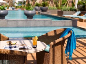 2 piscines a l'aire lliure i cabanes (de pagament) 