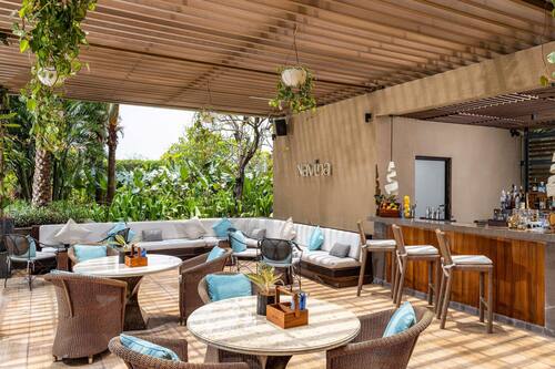 2 bars/lounges, poolside bar