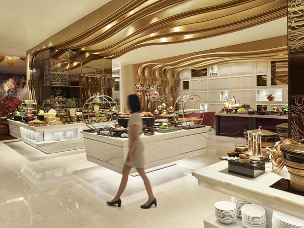 供應早餐、午餐和晚餐，國際料理