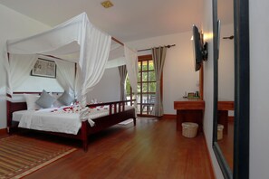 Deluxe Room with Private Balcony - Free Airport Pickup  | 1 bedroom, minibar, in-room safe, individually decorated - Kiri Residence (Siem Reap)