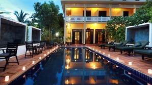 Outdoor pool, pool umbrellas, pool loungers - Kiri Residence (Siem Reap)