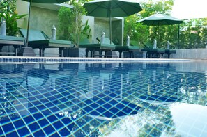 Outdoor pool, pool umbrellas, sun loungers - Kiri Residence (Siem Reap)