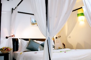 Family Room with Private Balcony - Free Airport Pickup | 1 quarto, frigobar, cofres nos quartos, individualmente decorados