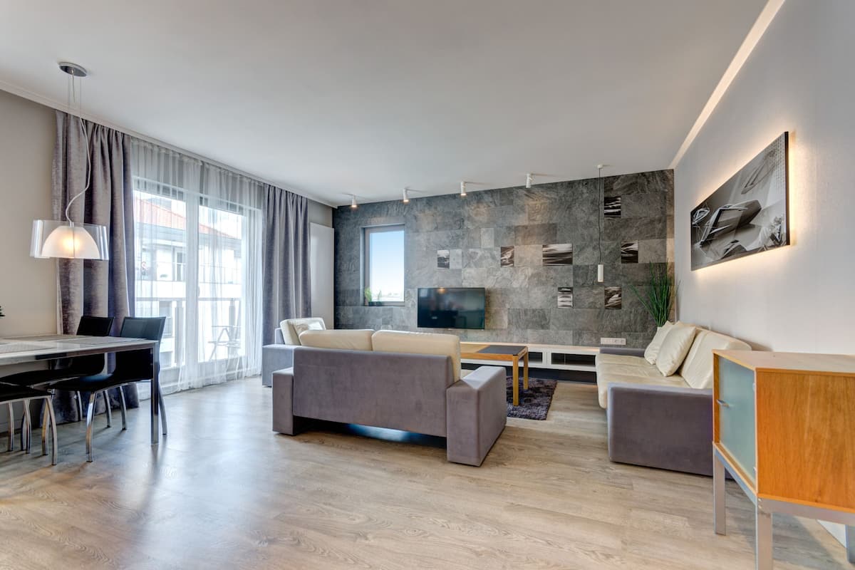 Lägenhet Deluxe - 1 sovrum - terrass (2 adults living room) | Vardagsrum | 42-tums LCD-tv med kabelkanaler och tv