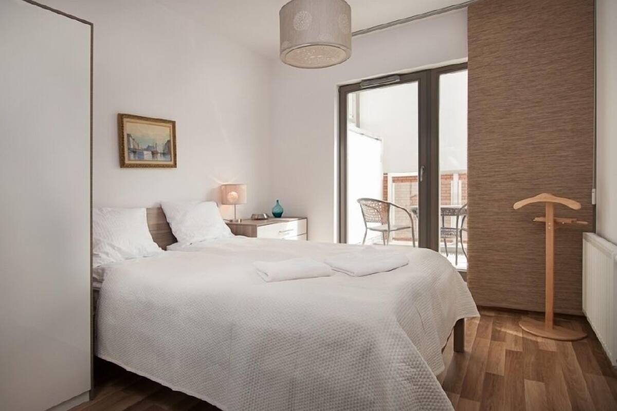 Apartment, 2 Bedrooms, Balcony (6 adults) | Peralatan tempat tidur premium, seterika/papan seterika 