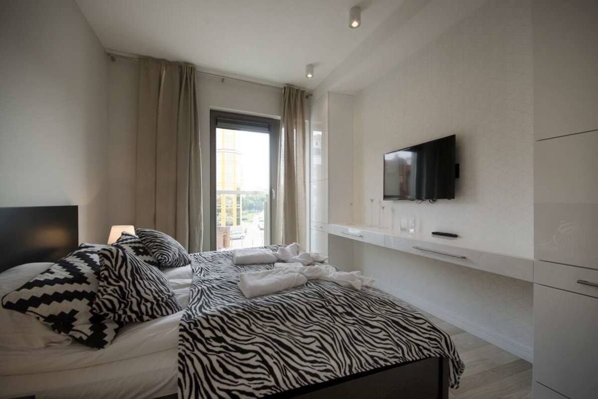 Deluxe Apartment, 2 Bedrooms (6 people) | Peralatan tempat tidur premium, seterika/papan seterika 