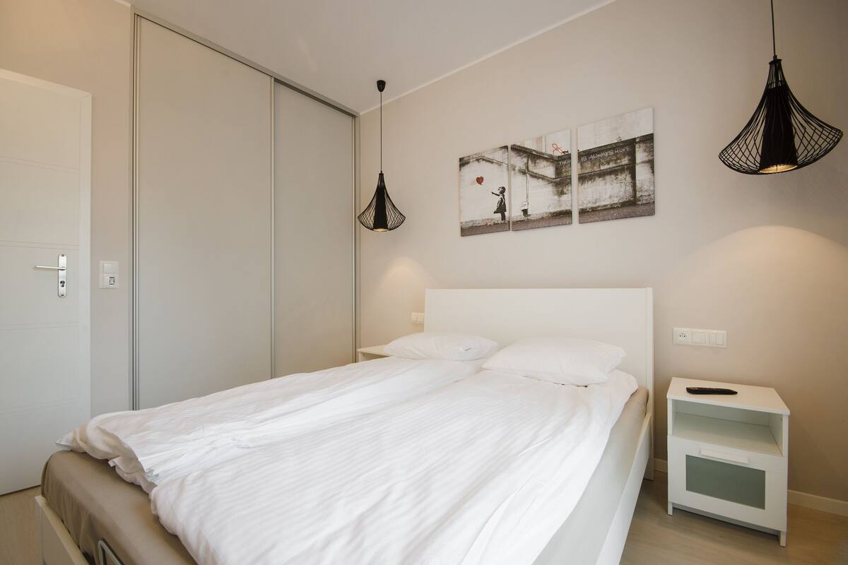 Apartment, 1 Bedroom (and sofa 4 adults) | Peralatan tempat tidur premium, seterika/papan seterika 