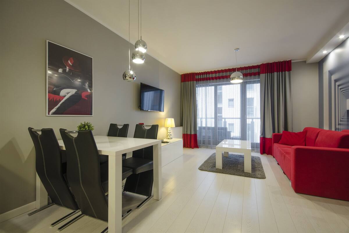 Apartment, 1 Bedroom, Balcony (4 people) | Ruang tamu | 42 inci televisyen LCD dengan kabel, TV 
