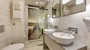 Luxury Apartment, 3 Bedrooms (6 adults) | Bathroom | Shower, free toiletries, hair dryer, towels
