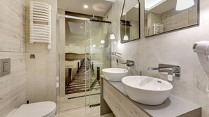 Luxury Apartment, 3 Bedrooms (6 adults) | Bilik Mandi | Pancuran mandi, kelengkapan dandanan diri percuma, pengering rambut 
