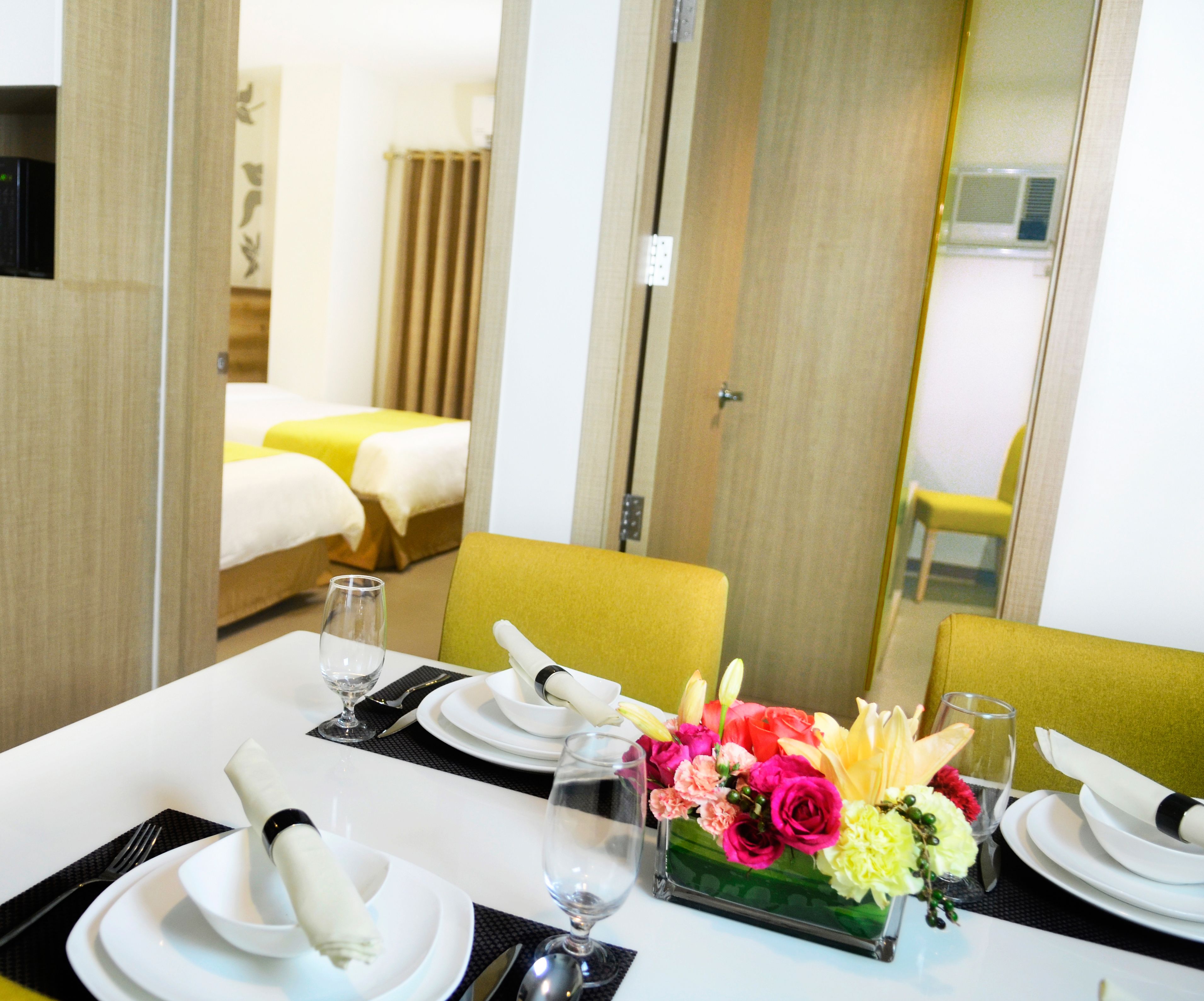 3 bedroom apartment suite | in-room dining