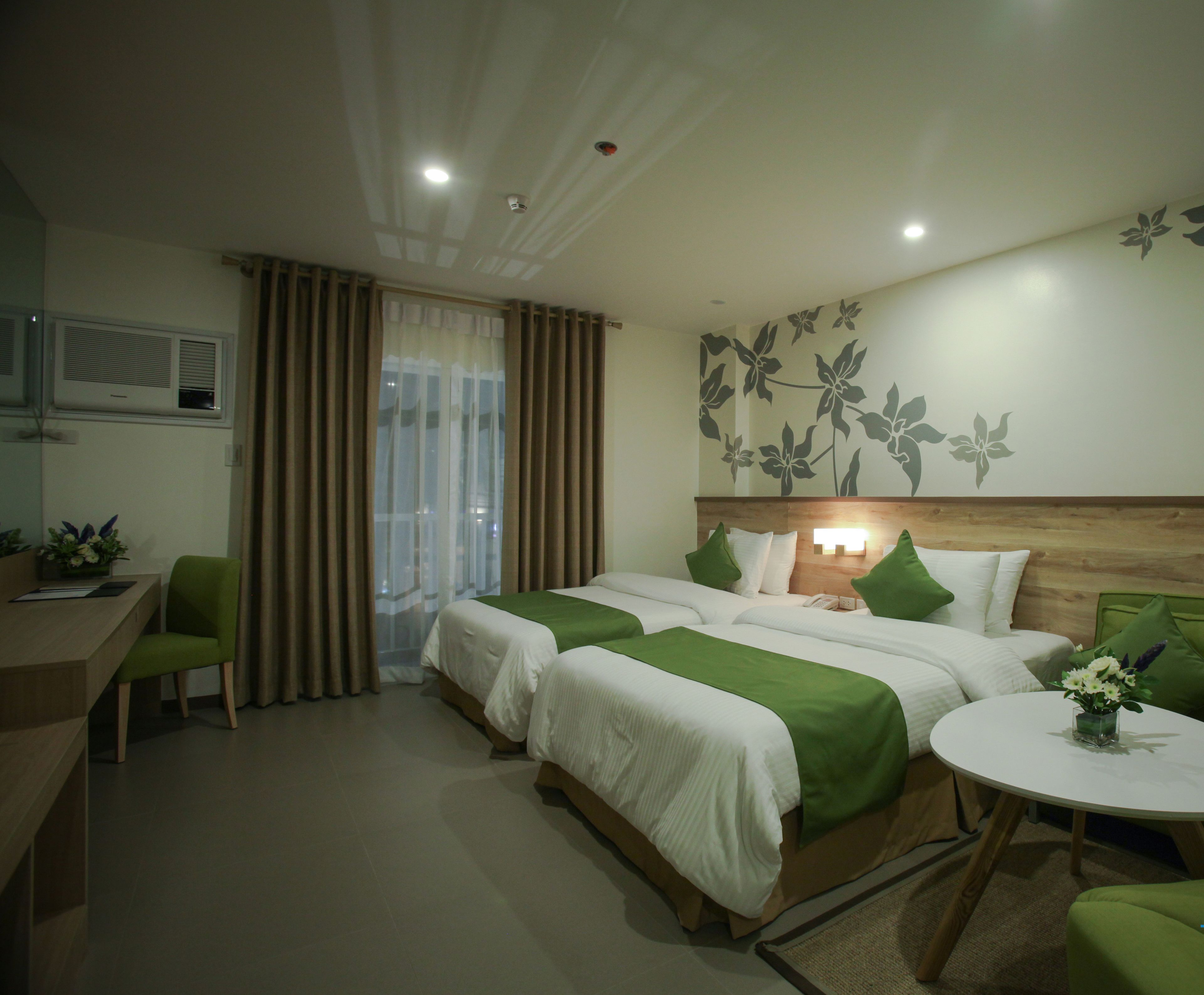 ميني بار وخزنة داخل الغرفة ومساحة عمل للكمبيوتر المحمول وستائر تعتيم