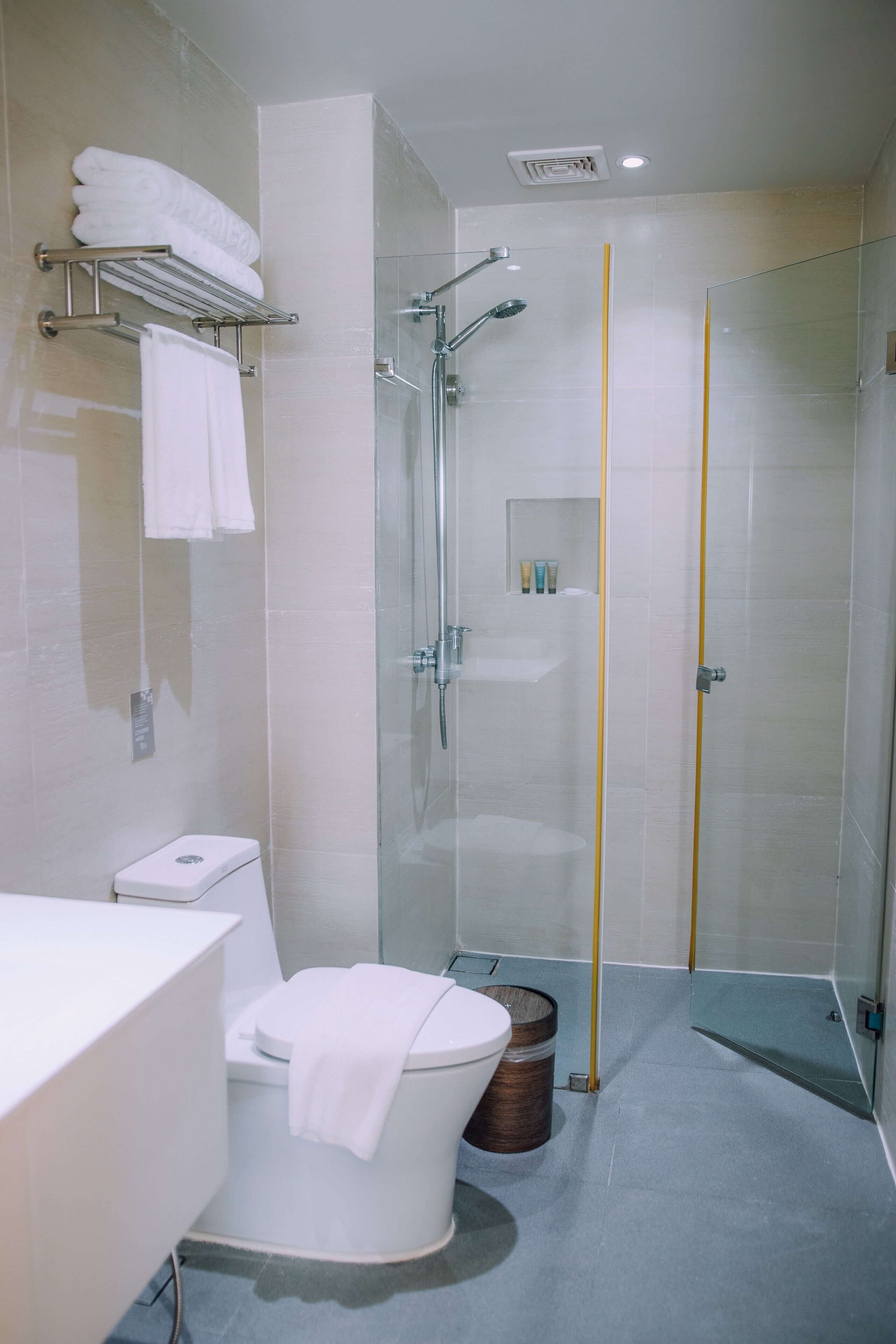 3 bedroom apartment suite | bathroom | shower, free toiletries, hair dryer, bidet