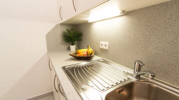 Appartement, 2 slaapkamers | Privékeuken | Een microgolfoven, een koffiezetapparaat/waterkoker