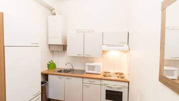 Appartement, 1 slaapkamer | Privékeuken | Een microgolfoven, een koffiezetapparaat/waterkoker