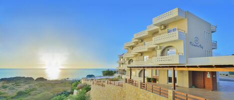 Overnatningsstedets facade – aften/nat