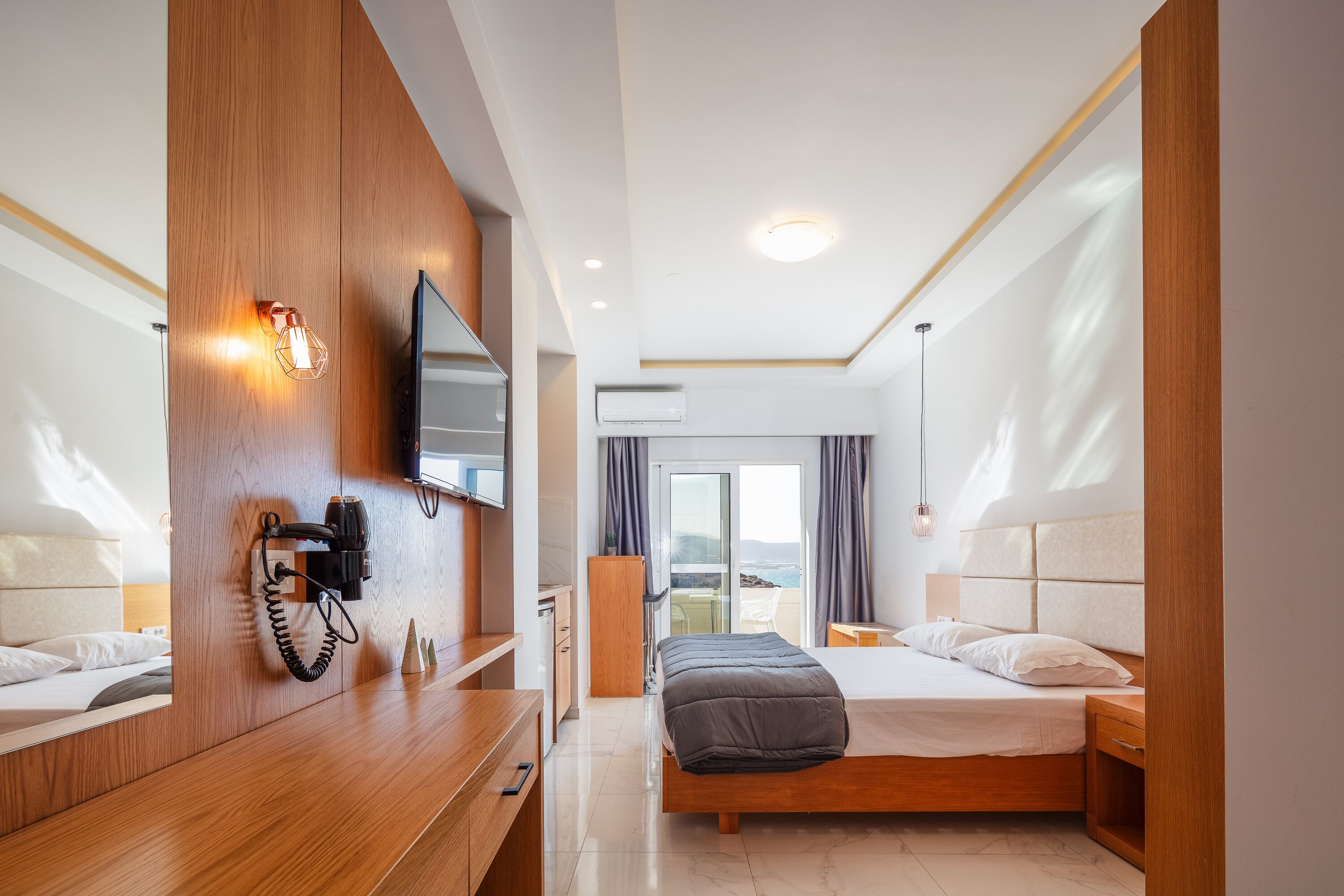 Studio, merinäköala, pohjakerroksessa | Tallelokero huoneessa, pimennysverhot, äänieristys, silitysrauta/-lauta