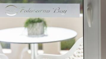 Un cartello con il testo 'Falasan Bay' e un logo.