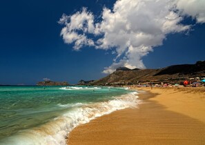 Playa en los alrededores y camas de playa (con cargo)