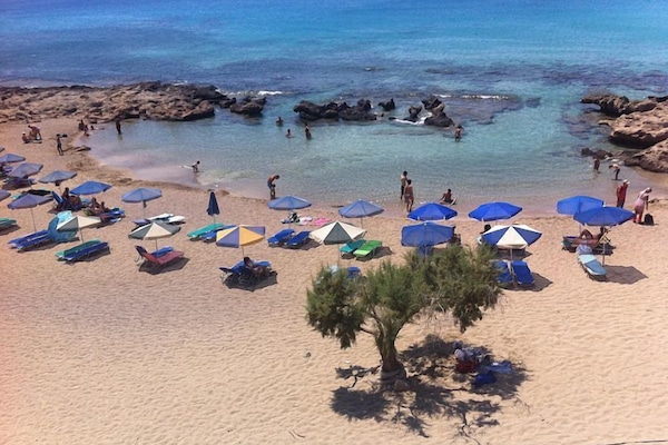 Playa en los alrededores y camas de playa (con cargo)