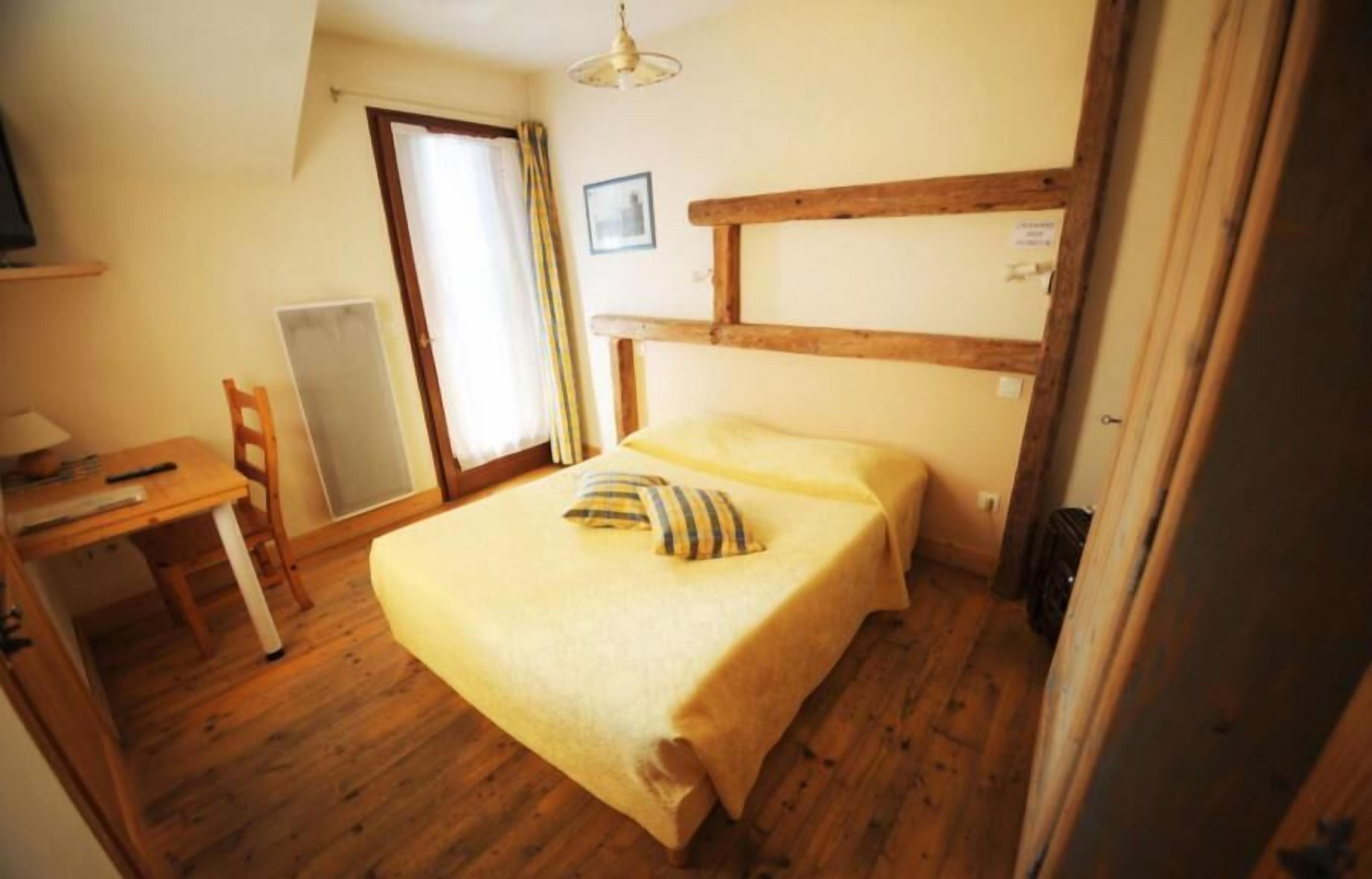 double or twin room, bathtub | desk, iron/ironing board, free cots/infant beds, rollaway beds