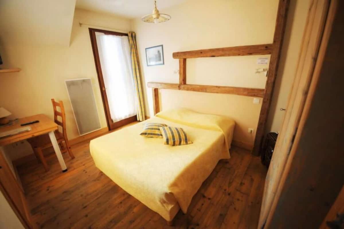 double or twin room, bathtub | desk, iron/ironing board, free cots/infant beds, rollaway beds