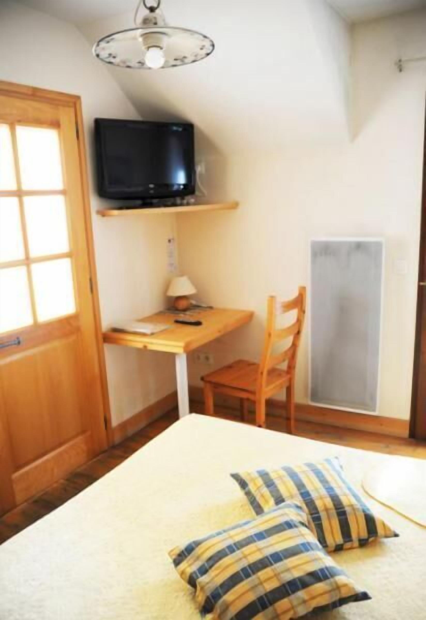 double or twin room, bathtub | desk, iron/ironing board, free cots/infant beds, rollaway beds