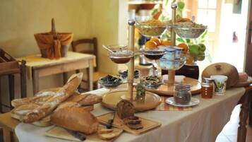 Petit déjeuner (9 EUR par personne)