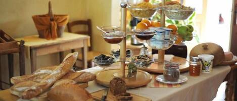 Breakfast (EUR 9 per person)