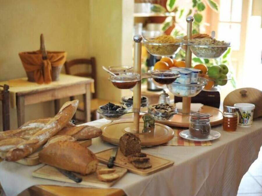 Petit déjeuner (9 EUR par personne)