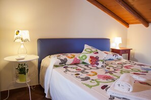 Firemannsrom, delt bad | Italienske Frette-laken, dundyner og skrivebord
