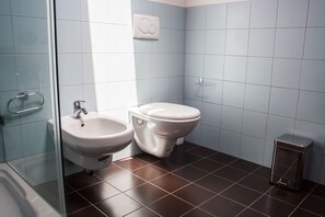 Douche, sèche-cheveux, bidet, serviettes fournies