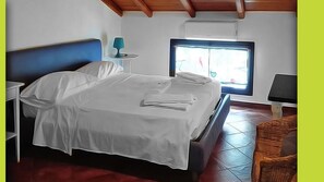 Habitación triple Confort | Sábanas italianas Frette, edredones de plumas, escritorio
