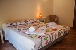 Habitación triple, baño compartido | Sábanas italianas Frette, edredones de plumas, escritorio