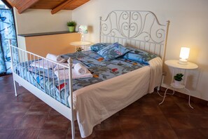 Double Room, Shared Bathroom | Frette Italian sheets, down comforters, desk, laptop workspace - Le Coccole (Catania)
