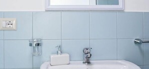 Douche, sèche-cheveux, bidet, serviettes fournies