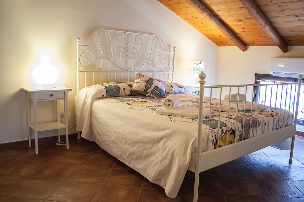 Vierpersoonskamer, gedeelde badkamer | 1 slaapkamer, Italiaanse Frette-lakens, donzen dekbedden, een bureau